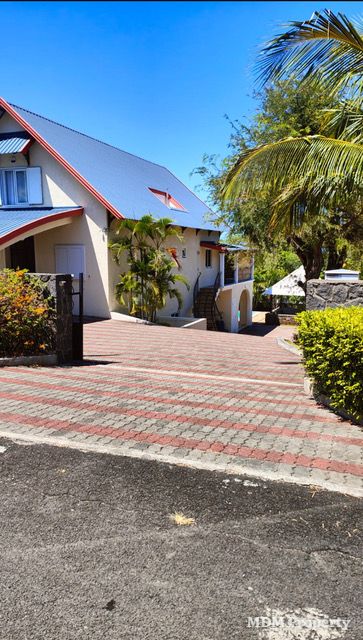 Maison familiale avec piscine et studio