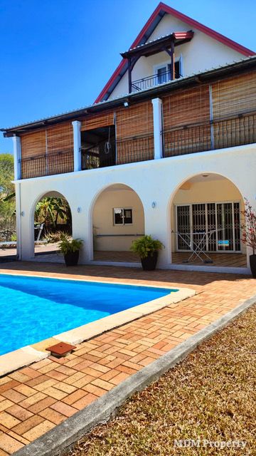 Maison familiale avec piscine et studio · photo 2/5